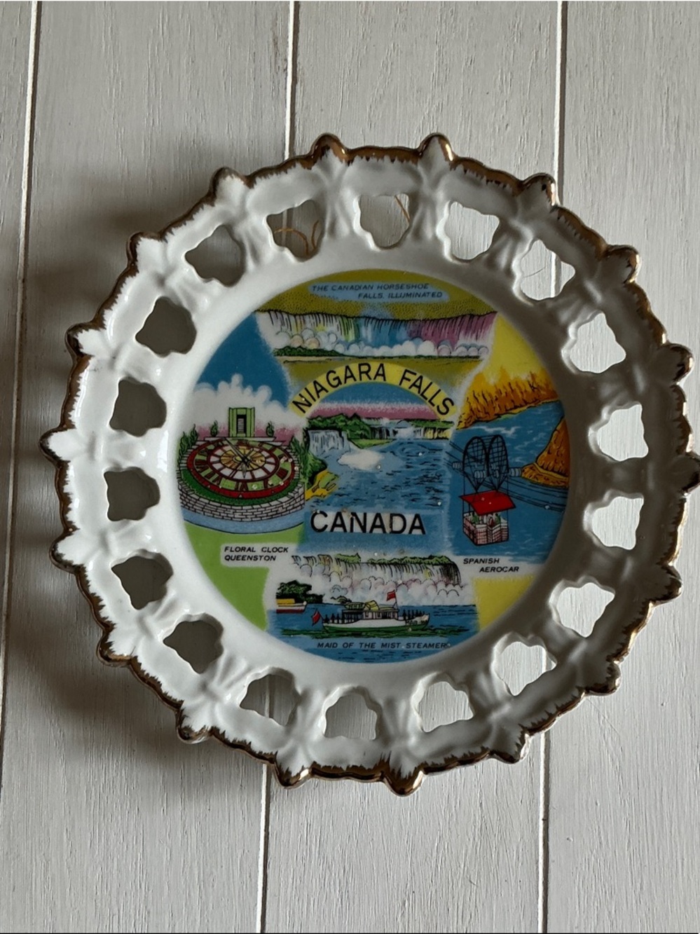 Niagara Falls Canada Decorative White Plate with Colorful Illustration